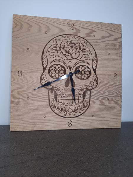 Horloge Murale Tête de Mort en Bois